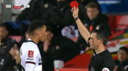 На необичаен момент станаха свидетели зрителите на двубоя от турнира